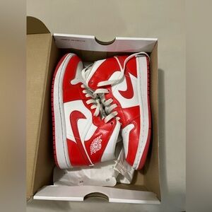 NIKE JORDAN 1 MID- Womans